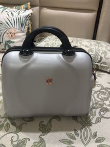 IT Luggage Vanity Case