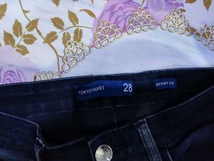 Black skinny jeans with knee slits