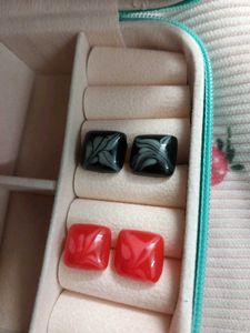 Set of 2 stud earrings