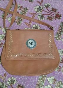 MICHAEL KORS SLING BAG. TAN COLOUR. MEDIUM SIZE. NOT AUTHENTIC