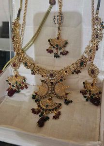 Elegant Gold-Tone Jewelry Set and in new condition