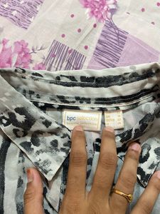 A Mesh Top Shirt Which Is In Greyish Colour
