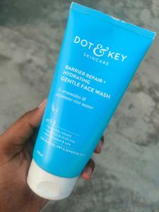 Dot And Key Barrier Repair Hydrating Face Wash..