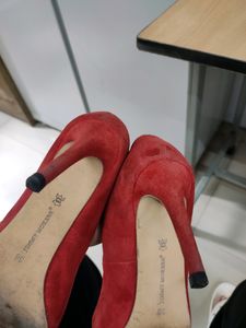 JIMMY MOKERR ITALY.. PUMPS.. 38..BUT SIZE IS BIGGER