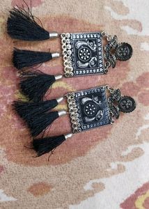 Black Earring With Tussles