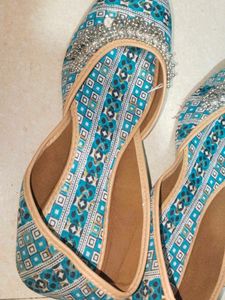 Teal Patterned Juttis