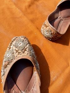 Embroidered Stone  Juttis