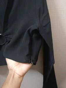 Black cropped ring details top