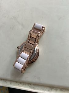 Elegant Women&#39;s Rose Gold &amp; White GUCCI Watch