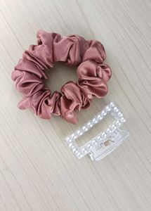 A scrunchie & clutcher Combo💗
