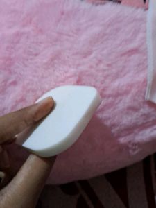 1 Beauty Blender And Two Puffs