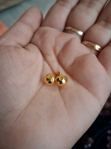 Beautiful New 2 Pairs Studs