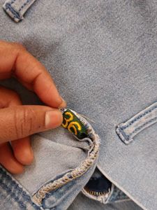 High-Waisted Light Wash Jeans ankle lenth