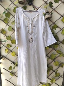 Laks*ita&#39;s White Embroidered Kurta