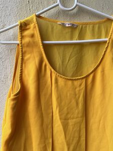 SET Of 2 brand new top 😍