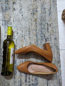 OFFER!! Nude Block Pumps In Beautiful Condition