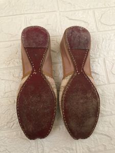 Thread Work Punjabi Juttis