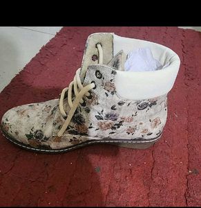 Valiosaa  Love Beige Floral Boots
