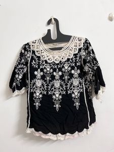 Embroidered Black Top🖤🤍