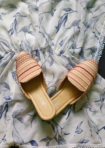 Women Trendy Embroided Juttis