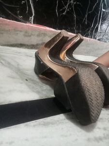Black And Golden Heels 👠