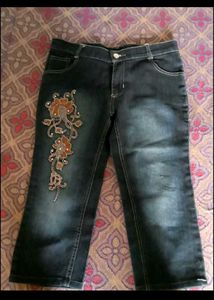 Cute Lilac Tie-Front Top And Capri Jeans Combo