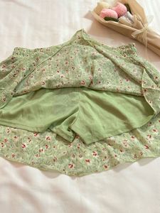 *NEW*Green Mini Skirt With Shorts Attached 💚