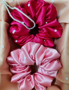 2 scrunchies