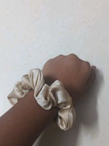 18 Pretty Small Size Cluchers And 3 Scrunchies