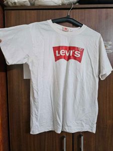 Levi&#39;s Tshirt