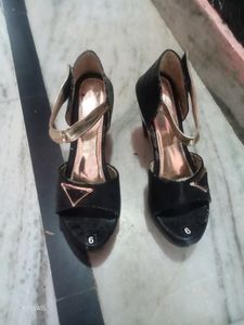 Black And Golden Heels 👠