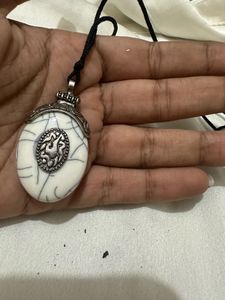 Vintage-Style Oval Pendant Necklace