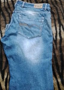 hi I want to sell this jean branded