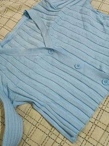 V-neck Buttoned Crop Top