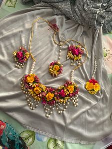 Free Mangtika With Haldi Set