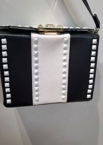 High quality spacious bag🖤🤍