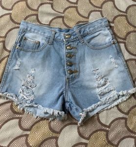 Ripped shorts🦋