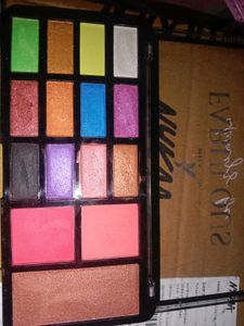 BELLA KEEN EYESHADOW PALETTE