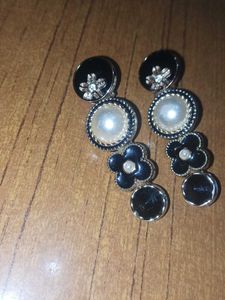 Fancy Hair Clips Black And White Colour..