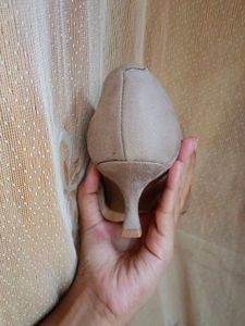 grey pumps heel