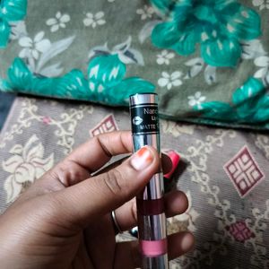 It&#39;s A Combo Of Lipgloss