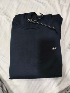 Burgundy H&amp;M Hoodie - Cozy and Stylish