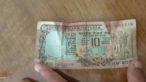 Unique Rare 10 Rupee Note With Peacock And Horse Design,And Also With Sigh Of Governer Rana Malhotra