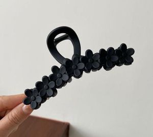 🖤flower hair claw pack of 3🖤