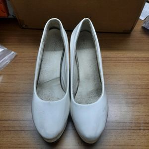 Ariana Grande White High Pumps 5 Inch  ( High Heels) Only Effect Is That The Sole Is A Little Coloured Other Than That No Defect
