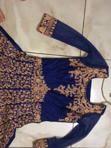 Royal Blue Gown With Near About 51 Length🤩 Condition Is Totally New. It Has Beautiful Golden Work With Dori🪡🧶
