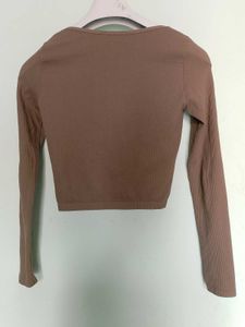 ribbed branded casual top.