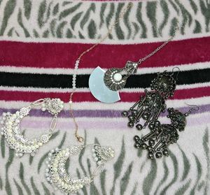 4 Item(2 Pair Of Earings)( 1 Bracelet,1 Mangtika)
