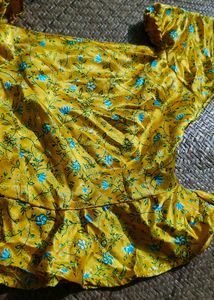 Vintage Yellow Top 🎀