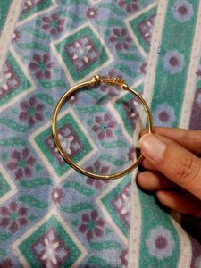Elegant Gold-Tone Leaf Bangle
